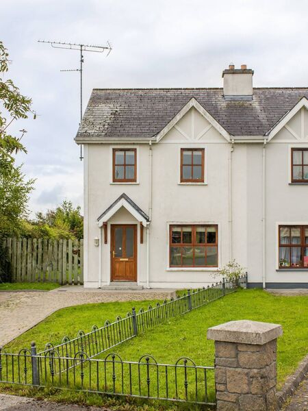 Number 12 Cnoc Na Gaoithe, Lanesboro is a well-developed semi-detached property.