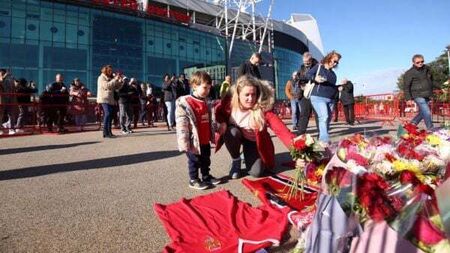 Manchester United fans head to Old Trafford to pay tribute to Bobby Charlton