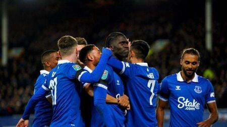 Everton earn fitting win at Goodison Park as Bill Kenwright is remembered