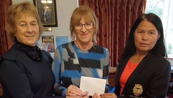 Elizabeth Devine presents the Class Grass prize to winner, Dympna Lambert, at Castlerea Golf Club. Also pictured is Castlerea Golf Club Lady Captain, Teresa Meaney. Elizabeth Devine presents the Class Grass prize to winner, Dympna Lambert, at Castlerea Golf Club. Also pictured is Castlerea Golf Club Lady Captain, Teresa Meaney.