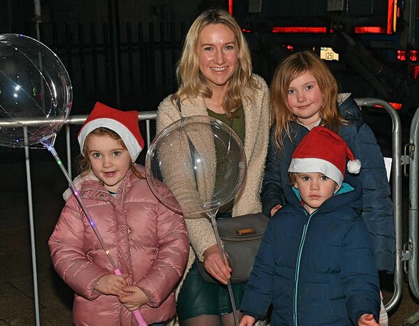 Patricia McArdle with Faidhbhín, Solan and Shannon Harrison, Ballygar, at the switching on of the Christmas lights at the Square in Roscommon Town. Pic. Gerard O’Loughlin Patricia McArdle with Faidhbhín, Solan and Shannon Harrison, Ballygar, at the switching on of the Christmas lights at the Square in Roscommon Town. Pic. Gerard O’Loughlin