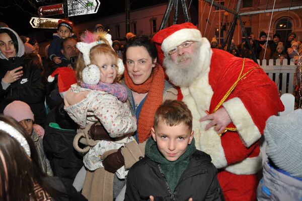 The Bergin family pictured at the turning on of the Christmas lights in Ballaghaderreen. Pic. Liam Reynolds
                    