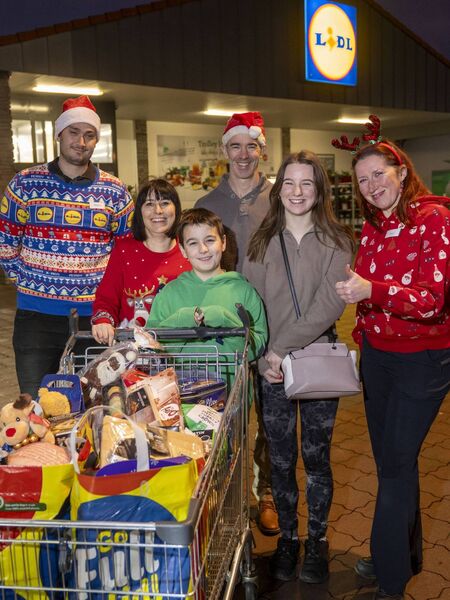 Pictured at Lidl Roscommon was Trolley Dash winner Karen Towey with her husband Fergal and two children, Saoirse and Lochlainn. Karen managed to grab more than €340worth of goodies. Also in the photograph are Martin Hrzenjak, Lidl employee and Petra Kralova, Lidl Store Manager. Pic. Andrew Downes, Xposure