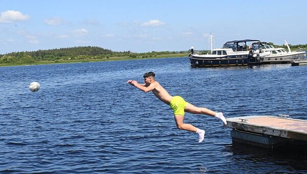 June 2023: Seanie McDermott cooling off at Portrun as Roscommon continues to record some of the highest temperatures in the country. Pic. Gerard O’Loghlin June 2023: Seanie McDermott cooling off at Portrun as Roscommon continues to record some of the highest temperatures in the country. Pic. Gerard O’Loghlin