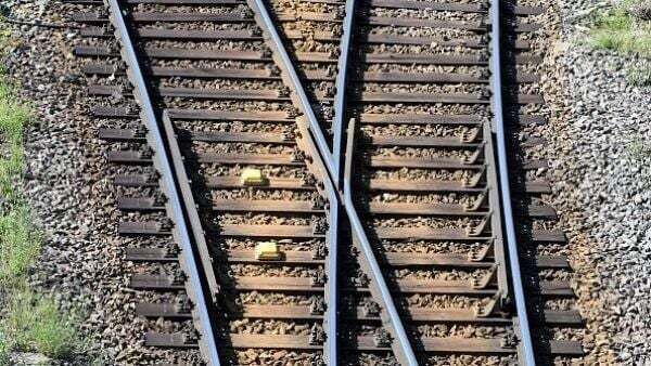 Passenger trains were allowed to pass over broken rail on busy line, report finds