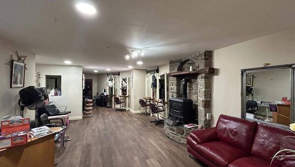 The salon features two washbasins, Kitchen and WC. The salon features two washbasins, Kitchen and WC.