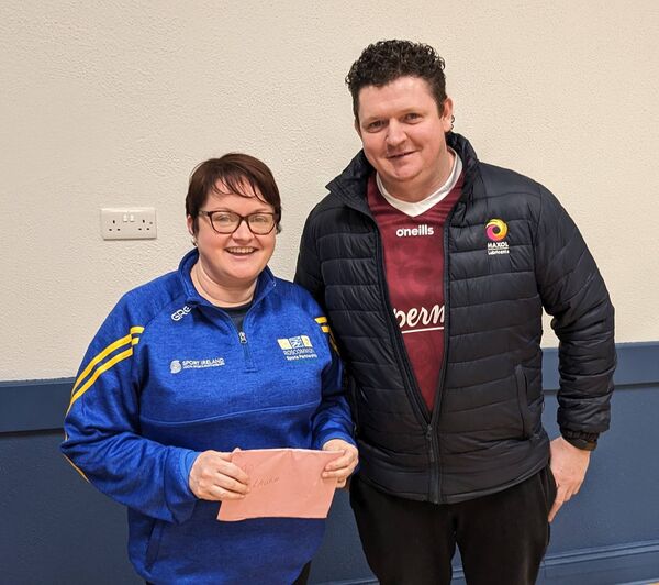 Anthony Fleming makes a presentation o to Laura Tully, at the concluding night of the recent Kilmurry Fit Farmers programme. Pic. Liam Reynolds 