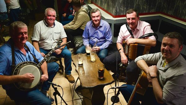 Muintir Donoghue le James Donoghue at Boland's Bar, Fairymount.