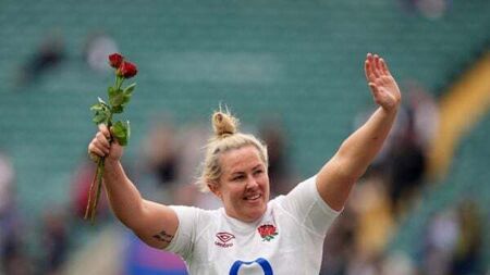 England celebrate Six Nations Grand Slam with victory in France