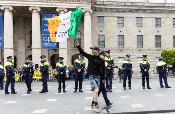 Counter-protest staged as anti-immigration demonstrators gather in Dublin - Homepage - Vimarsana News