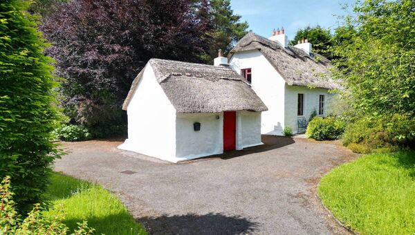 The property has two outbuildings. The property has two outbuildings.