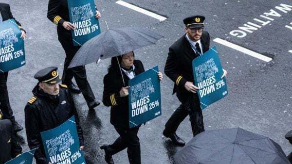 Aer Lingus pilots vote to accept 17.75% pay rise
