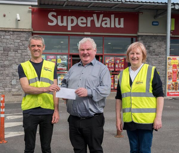 Padraig Glancy, SuperValu, Carrick-on-Shannon centre, presented a cheque for €3,000 to Carrick Tidy Towns chairperson John Gaffey and Phil Faughnan. The sponsorship was for the beautiful new planting on the Boyle Road roundabout and the adjacent wildflower beds. Pic. Gerry Faughnan 