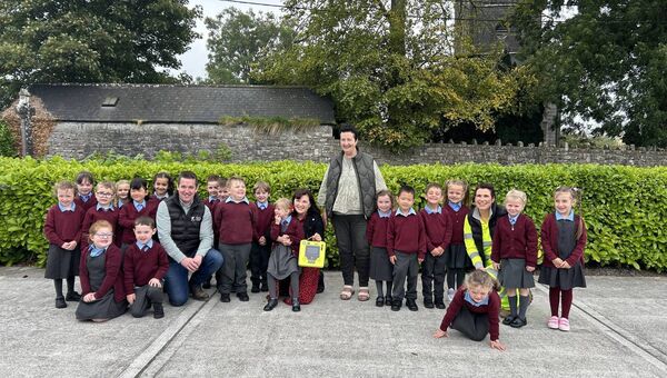 Photographed having made the presentation in the school are Anna Fallon and her Mum Fiona, the Junior Infant class of 2024, Principal Anna Feely, Adrian McHale, Public Relations Officer and Anita McKeown, Health and Safety Officer for the N5 Ballaghaderreen to Scramogue Road Project. 