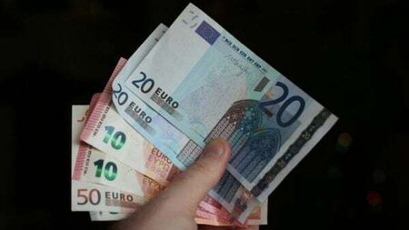 Government accused of handing tax break to those with ‘gold-plated’ pensions