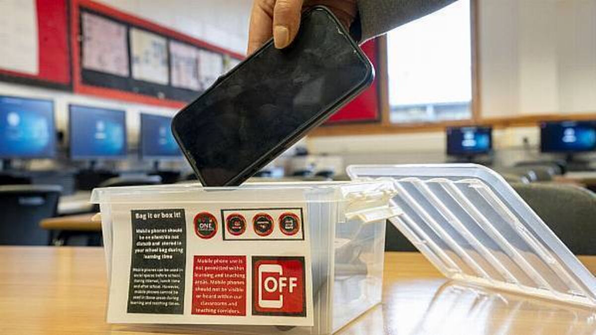Phone pouches spark intense debate in last Leaders’ Questions