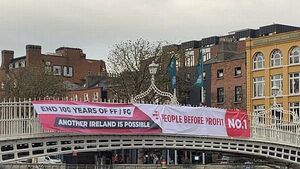 Ha'penny Bridge banner calls for end to 100 years of Fine Gael and Fianna Fáil Ha'penny Bridge banner calls for end to 100 years of Fine Gael and Fianna Fáil