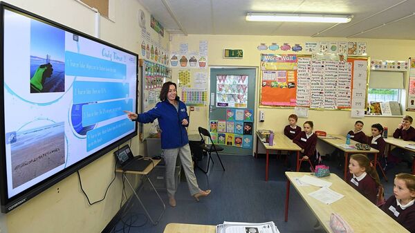 Water Process Optimisation Technical Lead with Uisce Éireann Karina O’Grady makes a presentation to Second Class students at St. Jospeh’s NS, Leitrim Village, during Science Week. Pic: Gerard O’Loughlin