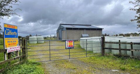 Thirty acre farm with slatted shed and yard on the market