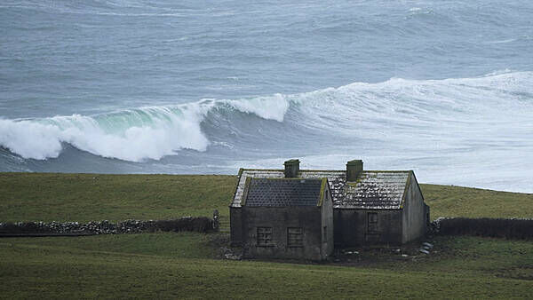 Orange wind warnings issued across 10 counties