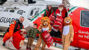 Santa uses helicopter to deliver hundreds of toys to Cork hospital Santa uses helicopter to deliver hundreds of toys to Cork hospital