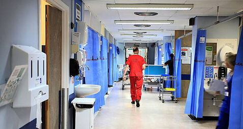 Hospital overcrowding: 577 patients waiting for beds