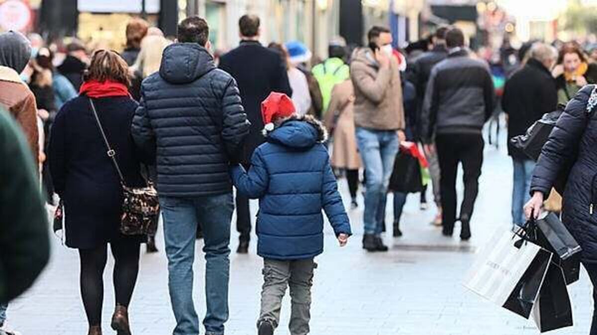 Consumer sentiment holds steady ahead of Christmas, survey finds