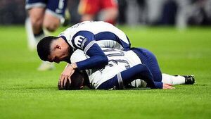 Tottenham’s Rodrigo Bentancur carried off on a stretcher with worrying injury Tottenham’s Rodrigo Bentancur carried off on a stretcher with worrying injury