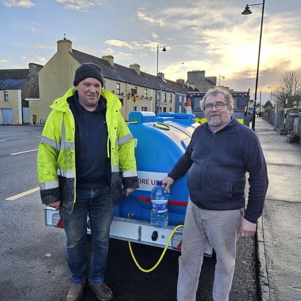 Brian Keenehan from Uisce Eireann fills a water bottle for John Mulvihill in Frenchpark last week. Pic: Gerry Faughnan 
