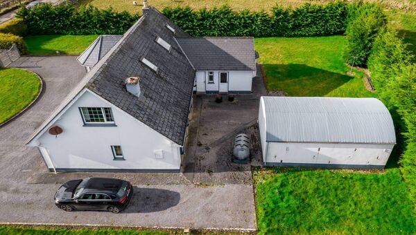 The property sits on large site of C. 0.50 acres of manicured garden with a detached shed to the rear. 