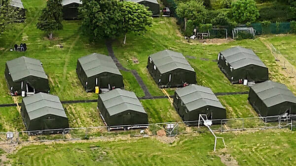 Report finds unvetted staff and overcrowding in asylum seeker accommodation