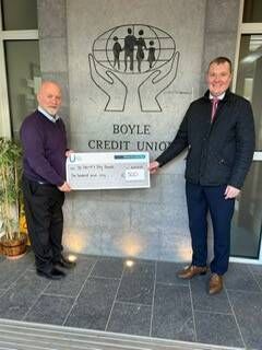 Lorcan Egan, Boyle St. Patrick’s Day Parade Committee, receiving €500 sponsorship from Joe Currid, Boyle Credit Union.