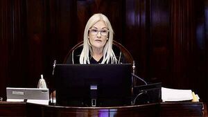 Ceann Comhairle wins no confidence vote in divided Dáil Ceann Comhairle wins no confidence vote in divided Dáil