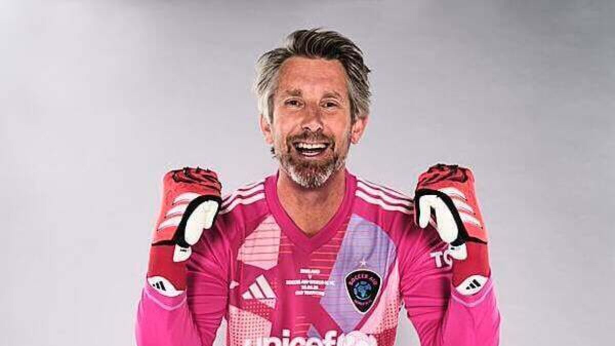 Edwin van der Sar hopes lightning can strike twice for Manchester United