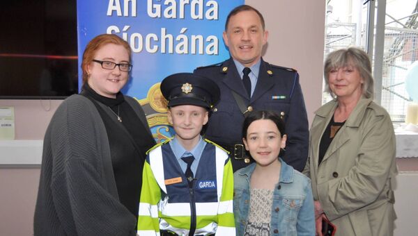 Jessica, and Anne Crowe with Imelia Evans, Niamh Manning and Inspector David Cryan as Imelia (11) was made a Little Blue Hero at Castlerea Garda Station. Pic: Liam Reynolds