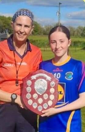 Clann na nGael captain, Lauren Keena, accepts the shield from Sandra Shanagher, Roscommon LGFA. Clann na nGael captain, Lauren Keena, accepts the shield from Sandra Shanagher, Roscommon LGFA.