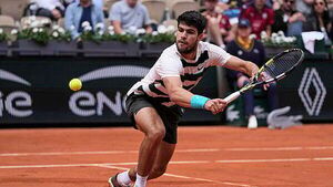 Carlos Alcaraz eases to straight-sets victory in French Open defence