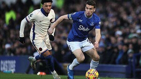 Everton captain Coleman signs one-year contact extension