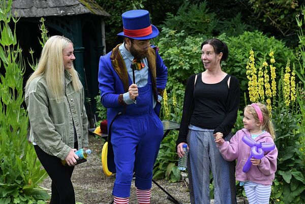 Arthur the magician performing in the company of Fiadh Kenny, Athlone, with Laura Grehan and Kacey Hussey, Tulsk at a  ‘Steps to Wellness’ event organised by the Shamrock Squad and held at  Strokestown Park last weekend. Pic: Gerard O’Loughlin 