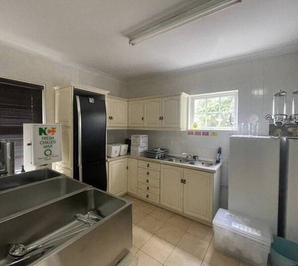 The property has a kitchen and two dining areas. The property has a kitchen and two dining areas.