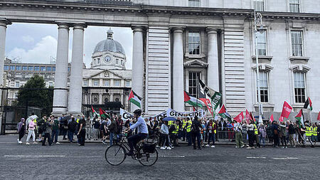 Hundreds attend pro-Palestine rally at Government departments