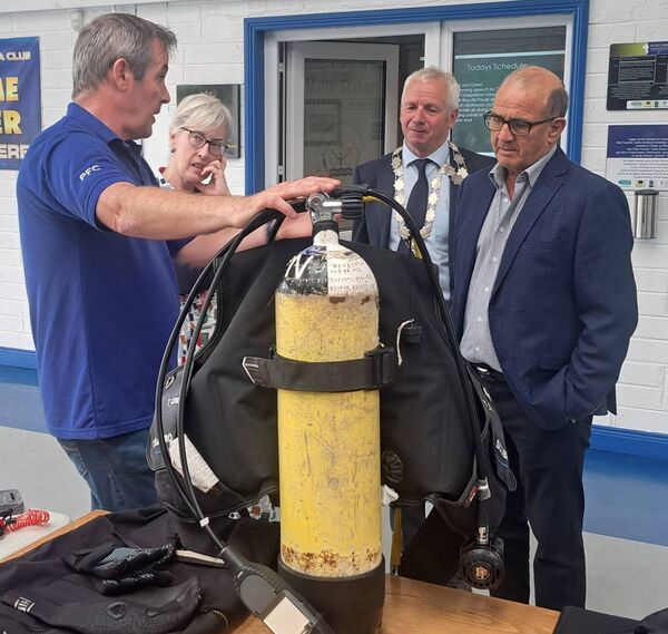 Chairperson of the RUSRC Philip Cribbin shows Cathaoirleach Liam Callaghan and Pride of Place judges how a nitrox tank works. Chairperson of the RUSRC Philip Cribbin shows Cathaoirleach Liam Callaghan and Pride of Place judges how a nitrox tank works.