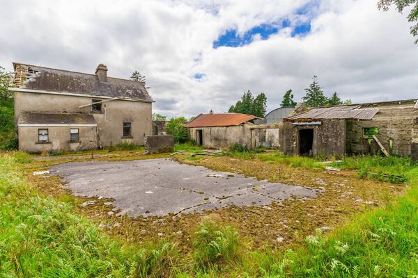 Set on circa 0.5 of an acre, the farmhouse comes with a number of farm buildings and a yard to the rear. Set on circa 0.5 of an acre, the farmhouse comes with a number of farm buildings and a yard to the rear.