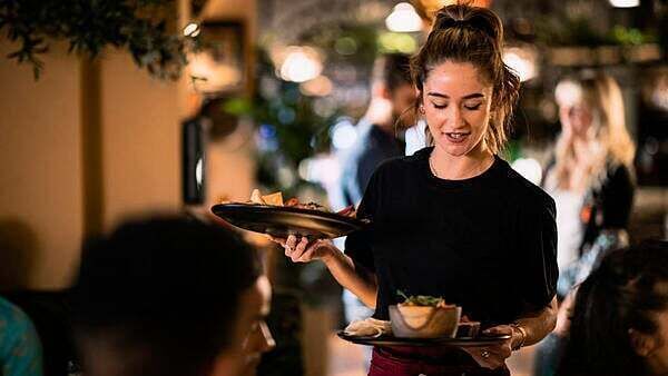 Vintners' sharply criticise delay in VAT cut on food services