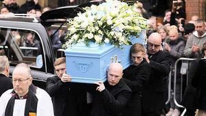 Ricky Hatton funeral: Mourners line streets as stars arrive to pay tribute Ricky Hatton funeral: Mourners line streets as stars arrive to pay tribute