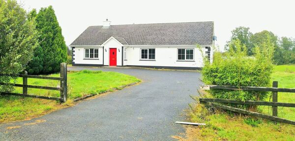 This four bedroom Lisacul bungalow is for auction online. This four bedroom Lisacul bungalow is for auction online.