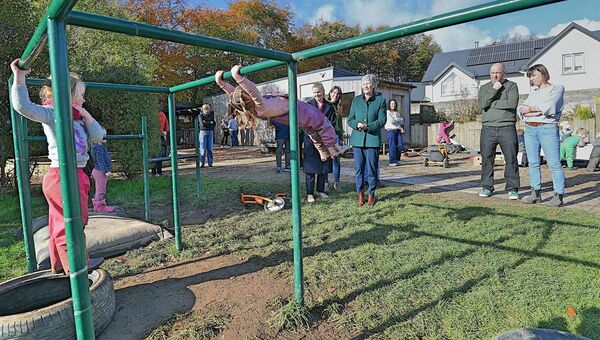 Catherine Connolly pictured with Deputy Claire Kerrane, Declan and Katie Glynn and Eabha and Bella on the swings at Willow Outdoor Preschool. Pic: Gerard O'Loughlin Catherine Connolly pictured with Deputy Claire Kerrane, Declan and Katie Glynn and Eabha and Bella on the swings at Willow Outdoor Preschool. Pic: Gerard O'Loughlin