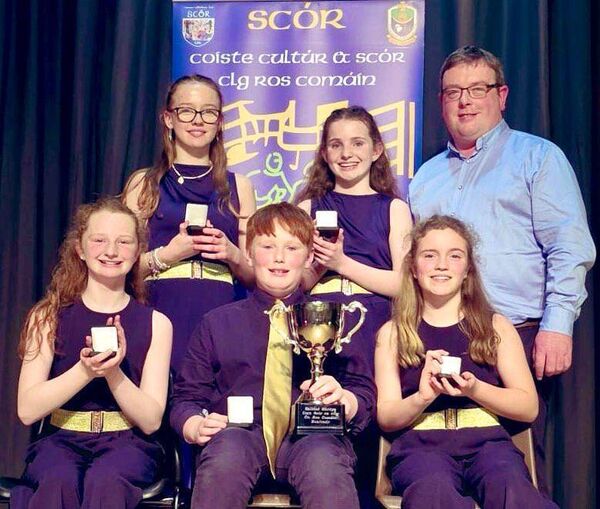 The St. Michael’s Ballad Group of Aoibhinn Beirne, Robyn McGarry, Caoimhe McLoughlin, Lilly Harte and Eoin Christie with Roscommon GAA Vice-Chairperson, Tom Murray, after winning the Scór na nÓg title last Saturday evening. 