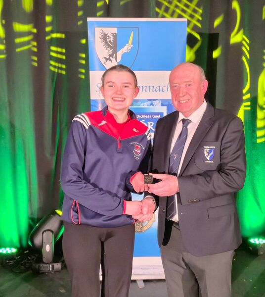 Miriam Darcy, Pádraig Pearses, is presented with her Connacht Scór na nÓg Recitation title by Connacht Scór Committee Chairperson, Tommy Kelly, following last Saturday’s finals in Loughrea.