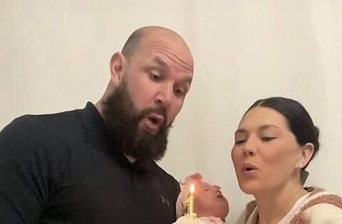 US couple have box of clay from Tipperary shipped 4,000 miles so daughter can take first steps on Irish soil